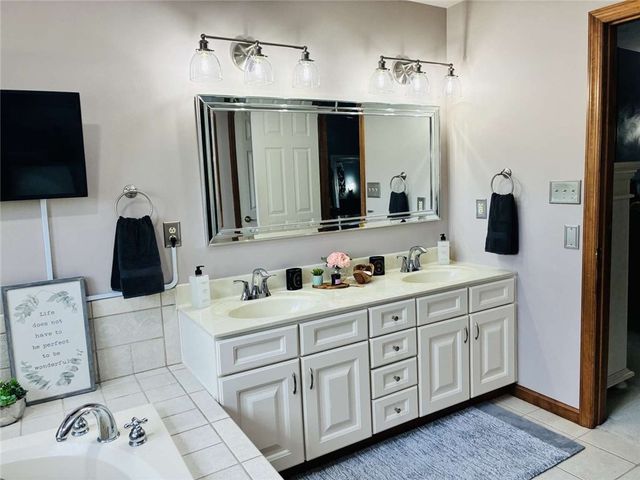 11091 Belaire Dr, North Huntingdon, PA 15642