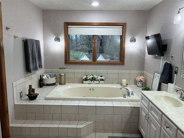 11091 Belaire Dr, North Huntingdon, PA 15642