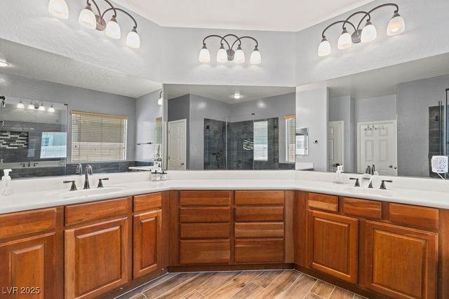 7252 Royal Melbourne Drive, Las Vegas, NV 89131