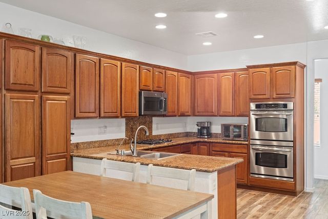 7252 Royal Melbourne Drive, Las Vegas, NV 89131