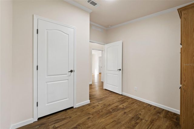 8019 N MEADOWVIEW CIR, Tampa, FL 33625