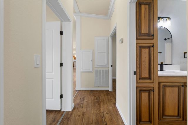 8019 N MEADOWVIEW CIR, Tampa, FL 33625