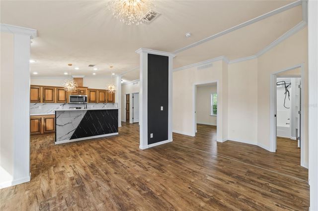 8019 N MEADOWVIEW CIR, Tampa, FL 33625