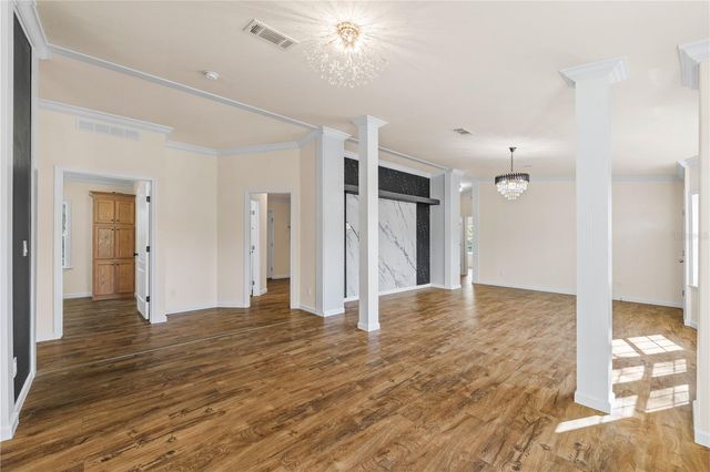 8019 N MEADOWVIEW CIR, Tampa, FL 33625