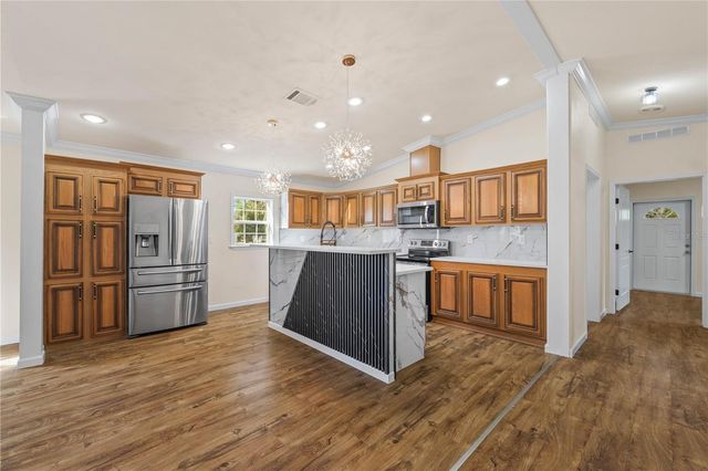 8019 N MEADOWVIEW CIR, Tampa, FL 33625