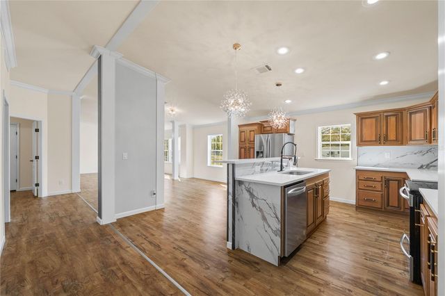 8019 N MEADOWVIEW CIR, Tampa, FL 33625