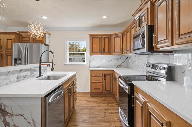 8019 N MEADOWVIEW CIR, Tampa, FL 33625