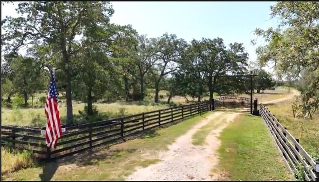 213 Joe Cole LN, Smithville, TX 78957