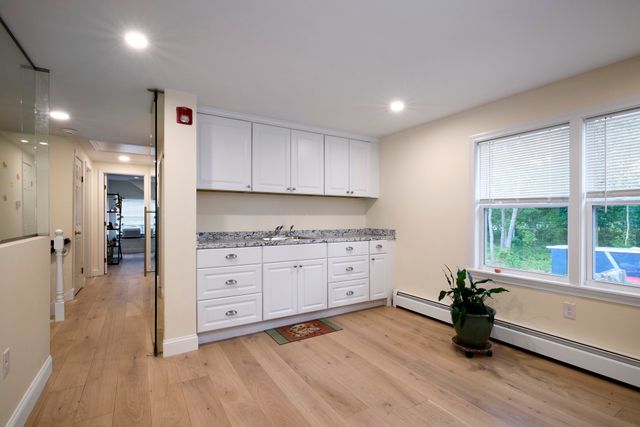 4 Edgerton Dr, Falmouth, MA 02556