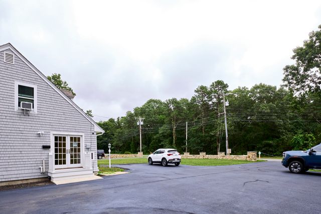 4 Edgerton Dr, Falmouth, MA 02556
