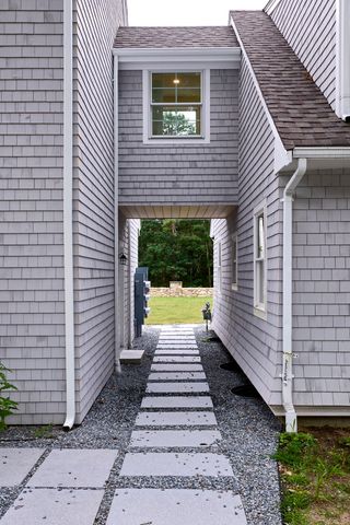 4 Edgerton Dr, Falmouth, MA 02556