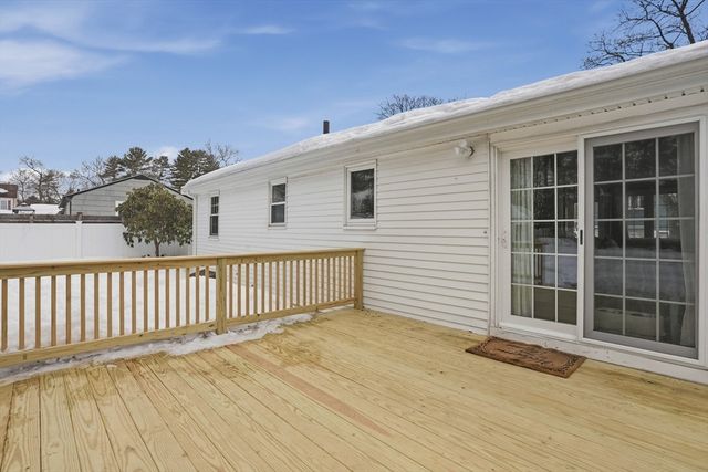 17 Pine Haven Cir, Rockland, MA 02370