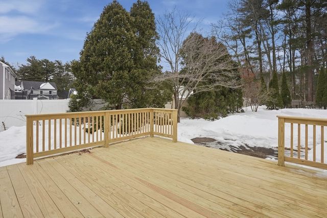 17 Pine Haven Cir, Rockland, MA 02370