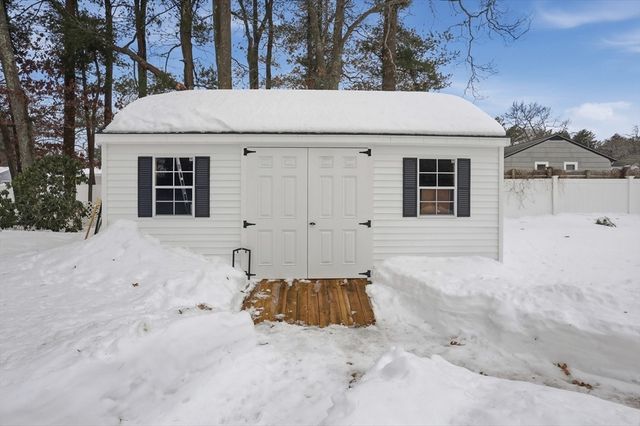 17 Pine Haven Cir, Rockland, MA 02370