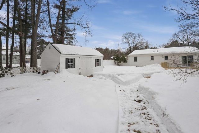 17 Pine Haven Cir, Rockland, MA 02370