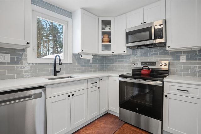 17 Pine Haven Cir, Rockland, MA 02370