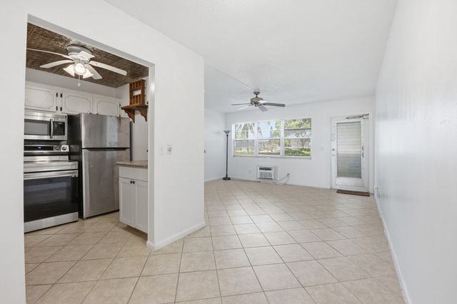 98 E Cambridge E, West Palm Beach, FL 33417