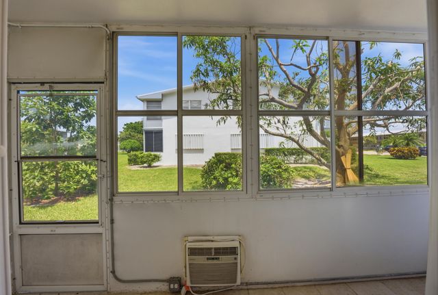 98 E Cambridge E, West Palm Beach, FL 33417