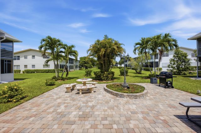98 E Cambridge E, West Palm Beach, FL 33417