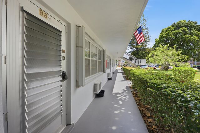 98 E Cambridge E, West Palm Beach, FL 33417