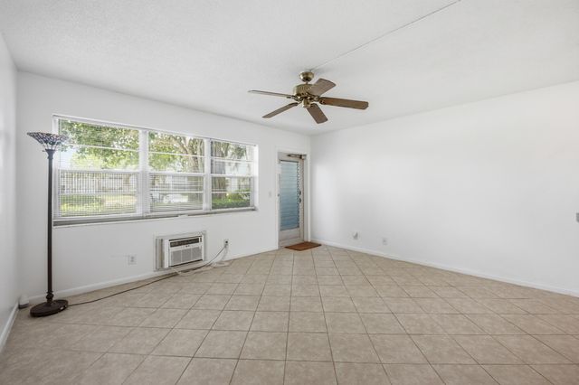 98 E Cambridge E, West Palm Beach, FL 33417
