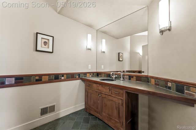 1800 Tiverton Road, Bloomfield Hills, MI 48304