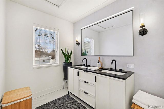 4163 E Maple Avenue, Grand Blanc, MI 48439