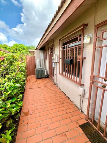 15529 SW 69th Ter Side, Miami, FL 33193