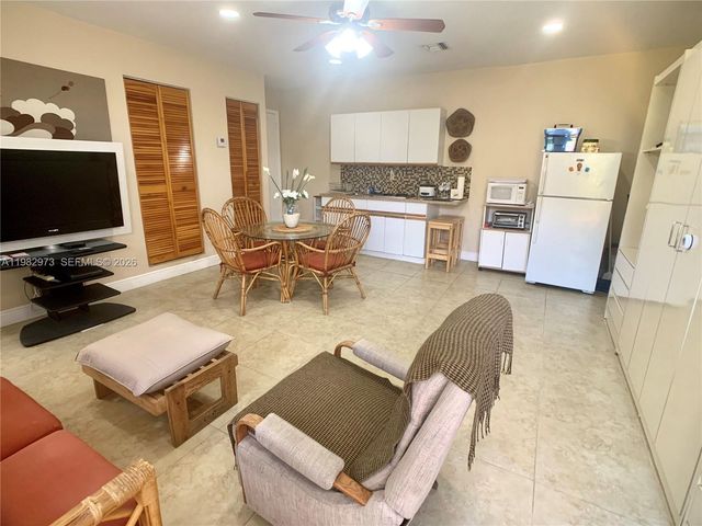 15529 SW 69th Ter Side, Miami, FL 33193