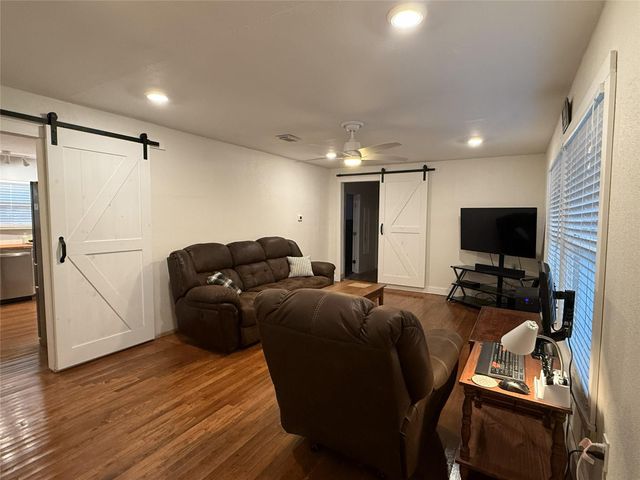 130 E Phillips Road, Angleton, TX 77515