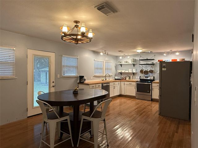 130 E Phillips Road, Angleton, TX 77515