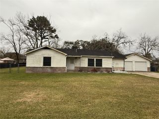 130 E Phillips Road, Angleton, TX 77515