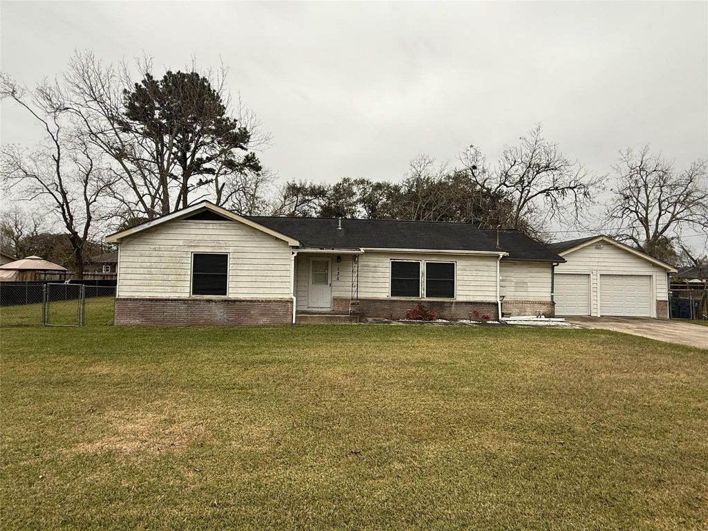 130 E Phillips Road, Angleton, TX 77515