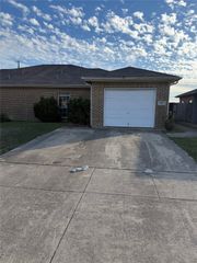 989 Lake Drive, Grand Prairie, TX 75051