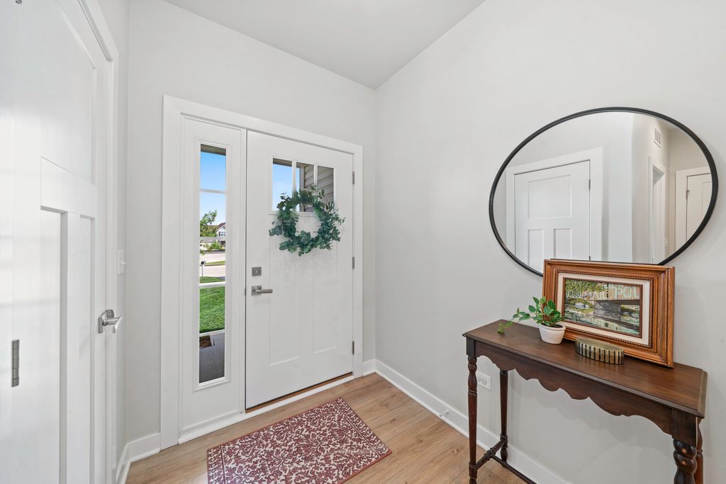 Image 4 of property listing at 1306 S Wind Drive, Sandwich, IL 60548