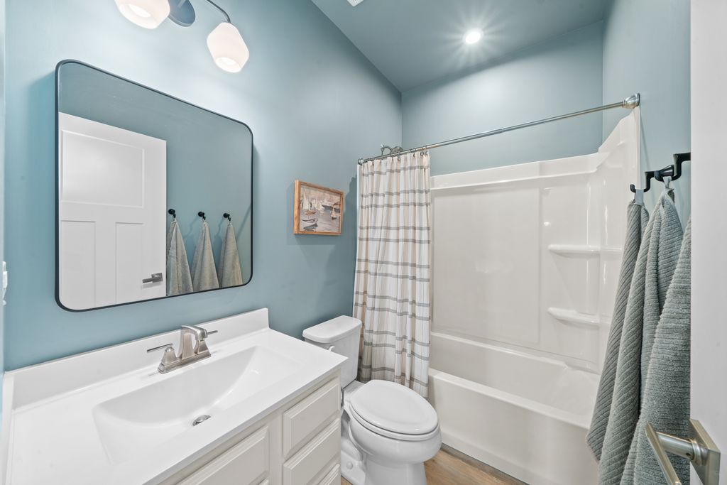 Image 7 of property listing at 1306 S Wind Drive, Sandwich, IL 60548