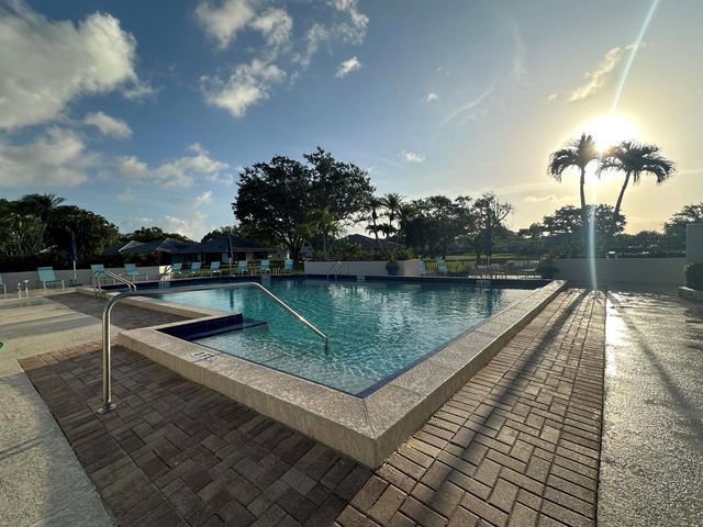 605 Club Drive, Palm Beach Gardens, FL 33418