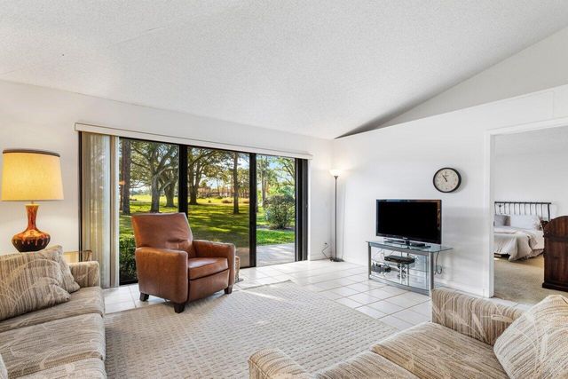 605 Club Drive, Palm Beach Gardens, FL 33418