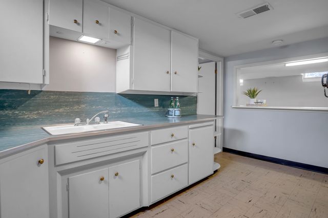 2011 Terrace Dr, Newton, KS 67114