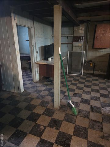 2138 Ridgemont Road, Grosse Pointe Woods, MI 48236