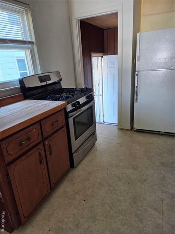 2138 Ridgemont Road, Grosse Pointe Woods, MI 48236