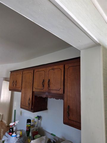 2138 Ridgemont Road, Grosse Pointe Woods, MI 48236