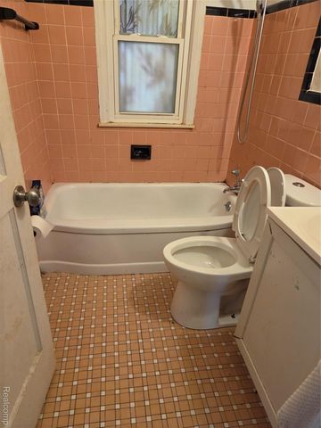 2138 Ridgemont Road, Grosse Pointe Woods, MI 48236