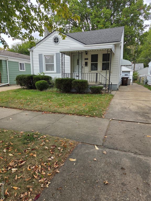 2138 Ridgemont Road, Grosse Pointe Woods, MI 48236