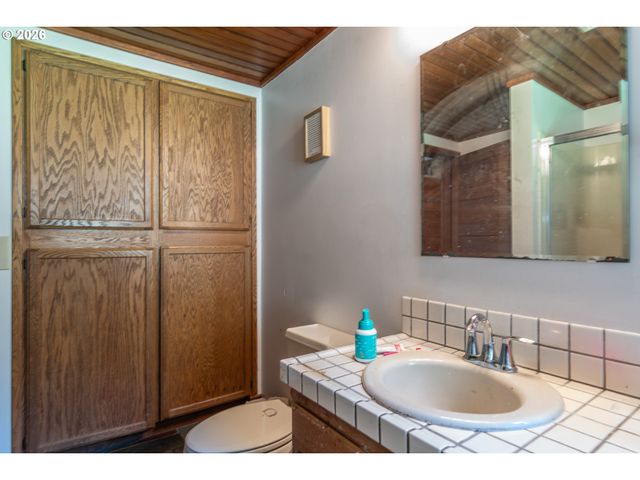 4890 HENDERER Rd, Elkton, OR 97436