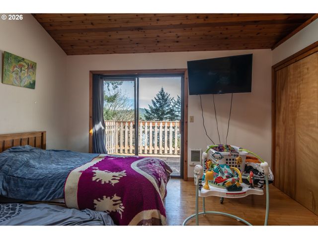 4890 HENDERER Rd, Elkton, OR 97436