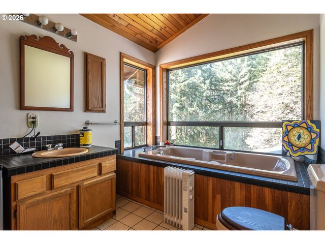 4890 HENDERER Rd, Elkton, OR 97436