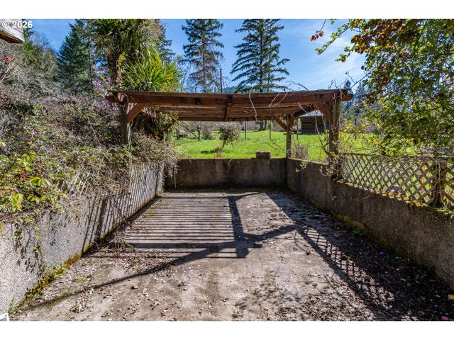 4890 HENDERER Rd, Elkton, OR 97436