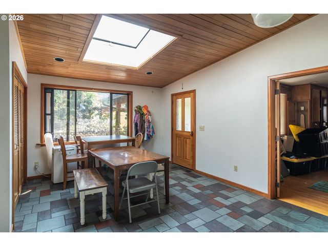 4890 HENDERER Rd, Elkton, OR 97436