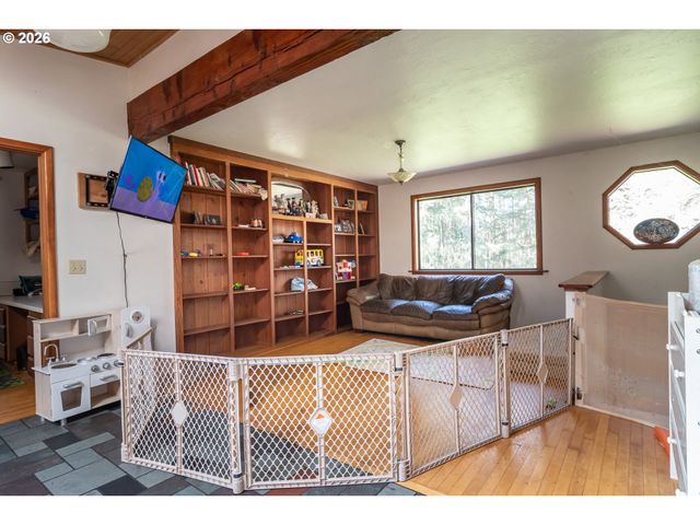 4890 HENDERER Rd, Elkton, OR 97436